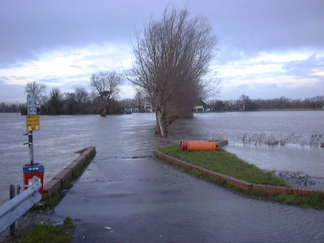 Flooding towards the Lock - February 2001