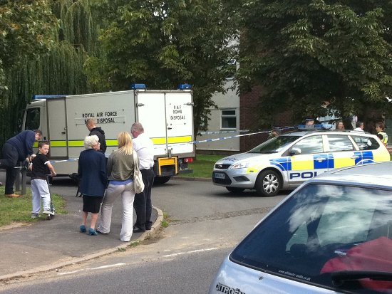 Bomb squad at Walkling Way - 2011-08-15